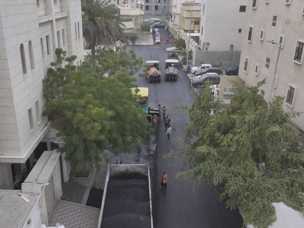 بدء تطوير وسفلتة حي الجمعية في سيهات - اليوم