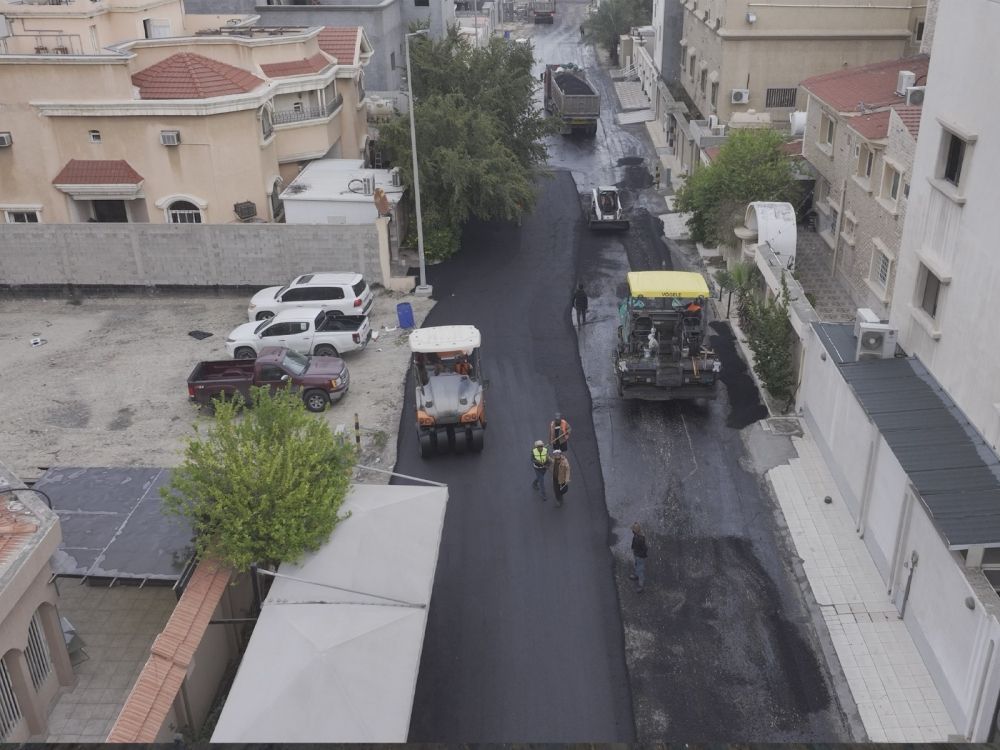 بدء تطوير وسفلتة حي الجمعية في سيهات - اليوم
