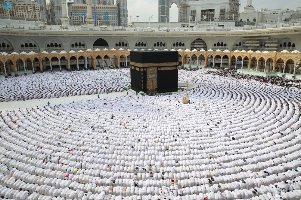 ضيوف الرحمن يؤدون صلاة الجمعة بالحرم المكي (واس)