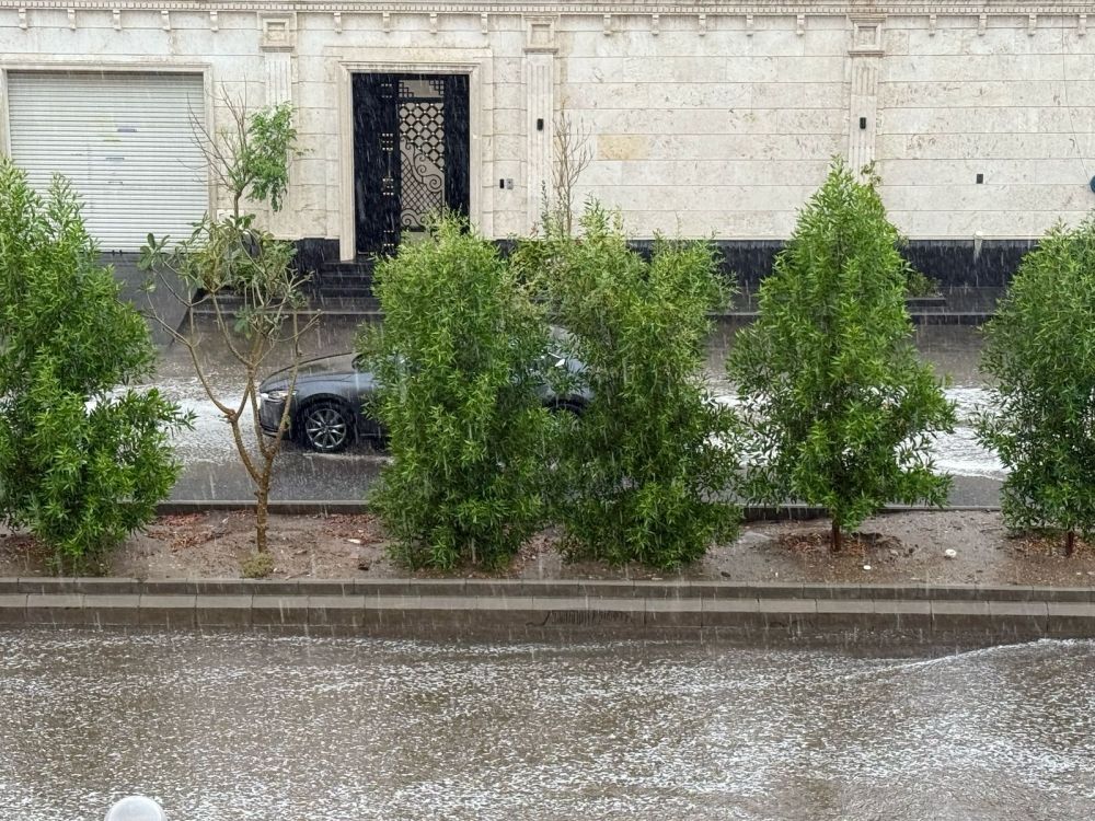 أمطار غزيرة ورياح شديدة السرعة على جدة - اليوم