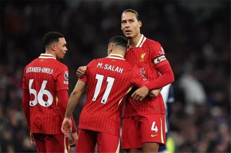محمد صلاح، فان دايك وأرنولد مع ليفربول