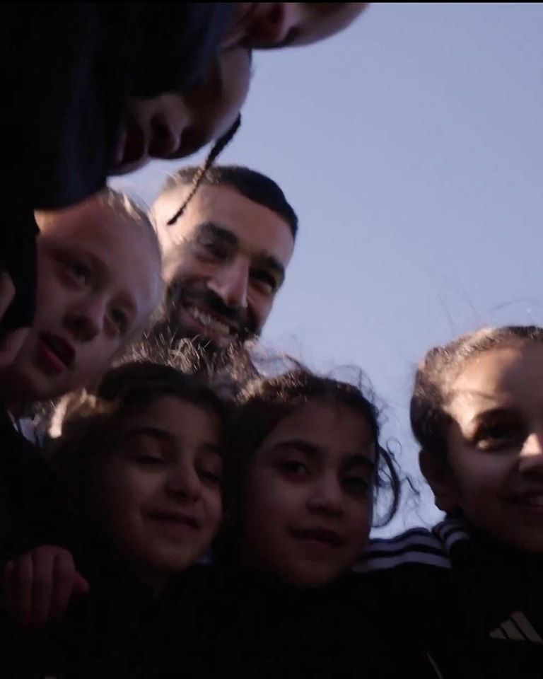 قد تكون صورة خمسة أشخاص والطفل