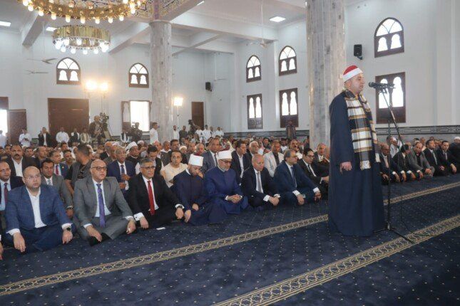 محافظ القليوبية يؤدي صلاة الجمعة بمحافظة محافظ القليوبية، محافظة الجيزة، وزير الأوقاف، مفتي الجمهورية، محافظ القاهرة لمشاركة أبنائها بعيدها القومي