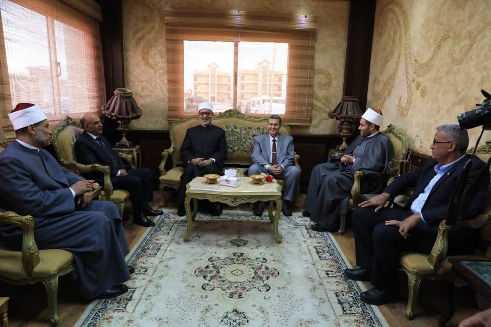 قد تكون صورة ‏‏‏‏٦‏ أشخاص‏، و‏‏المكتب البيضاوي‏، و‏مِنبر‏‏‏ و‏نص‏‏