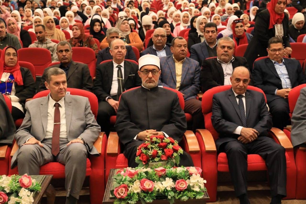 قد تكون صورة ‏‏شخص واحد‏ و‏مِنبر‏‏