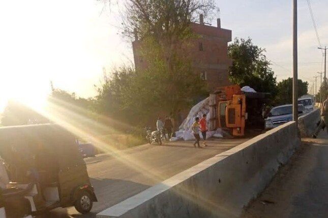 إنقلاب سيارة محملة بالدقيق على طريق شنوان بالمنوفية