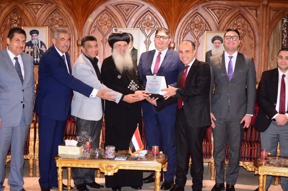 حزب الجبهة الوطنية يزور نيافة الأنبا بولا ويقدم له درعا تقديريا