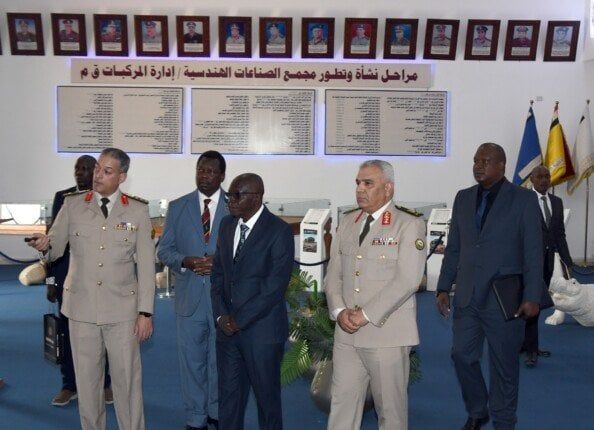 مجمع الصناعات الهندسية لإدارة المركبات بـالقوات المسلحة يستقبل الوفد الأوغندى برئاسة المفتش العام لوزارة الداخلية (صور)