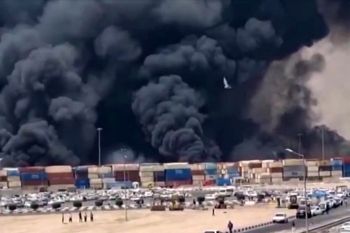 الحريق يشتد.. ارتفاع حصيلة انفجار ميناء إيران إلى 8 قتلى و750 جريحًا