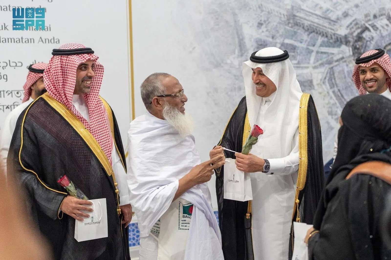 وزير النقل يستقبل أولى رحلات الحجاج بمطار جدة وسط منظومة خدمات متكاملة