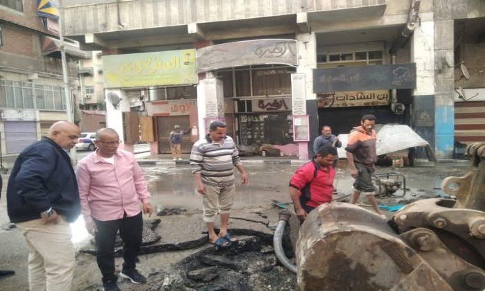 رئيس حي المناخ يتابع إصلاح خط مياه وهبوط أرضي بشارع الأمين والبلدية ببورسعيد