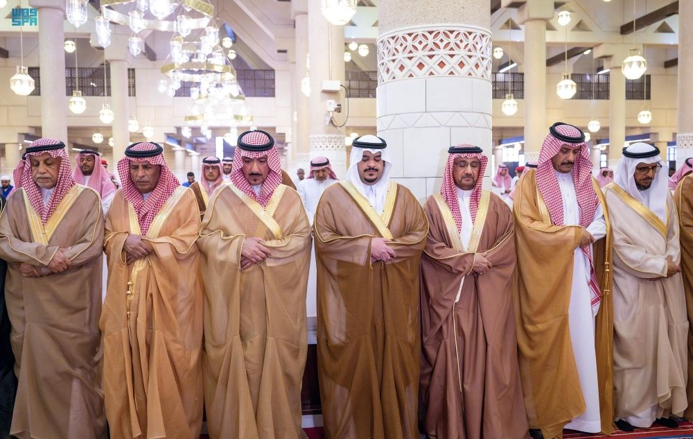 أمير الرياض ونائبه يؤديان صلاة الميت على الأمير ناصر بن فهد بن عبدالله بن سعود بن فرحان آل سعود - واس