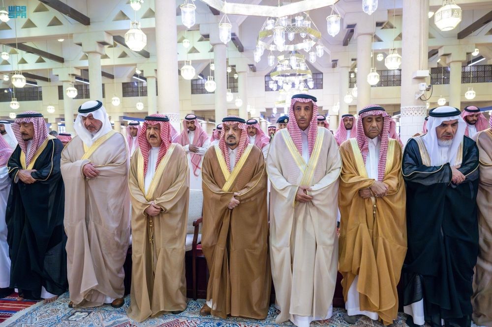 أمير الرياض ونائبه يؤديان صلاة الميت على الأمير ناصر بن فهد بن عبدالله بن سعود بن فرحان آل سعود - واس