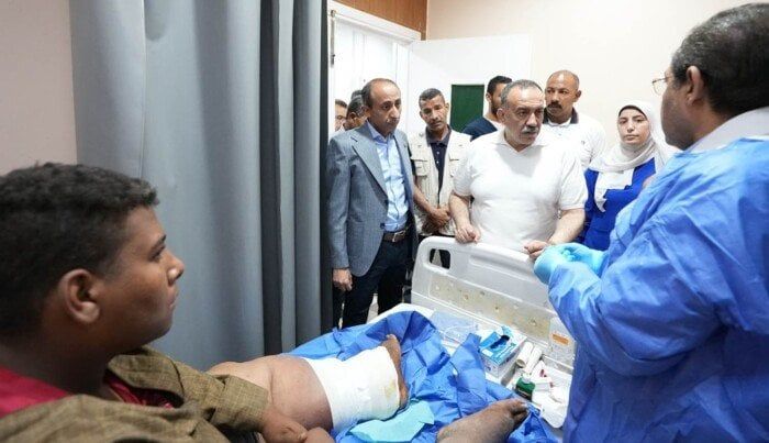في لفتة إنسانية.. محافظ أسيوط يوجه بعلاج مريض على نفقته الخاصة