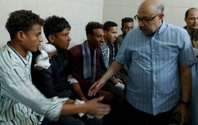محافظ أسيوط يوجه بتقديم الرعاية الصحية الكاملة لمصابي حادث انقلاب عمال البداري