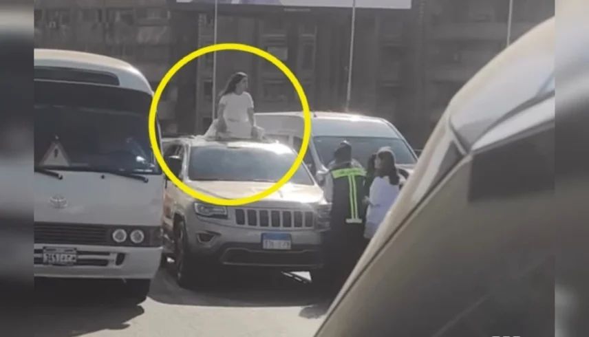 فيديو.. فتاة تعطل حركة المرور في مصر بجلسة يوغا فوق سيارتها