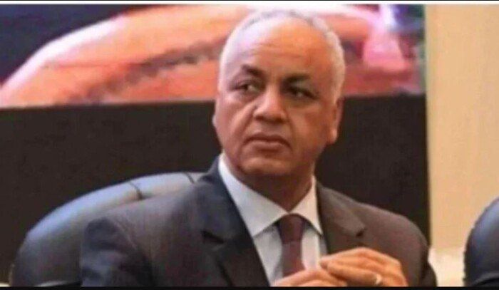 رشاوى مقابل تسهيلات.. «مصطفى بكري» يكشف أسباب القبض على 4 مسئولين كبار