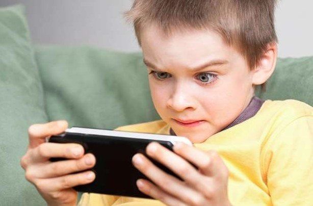 «يصيبهم بالتوحد».. تحذير من استخدام الأطفال للموبايل والأجهزة الإلكترونية