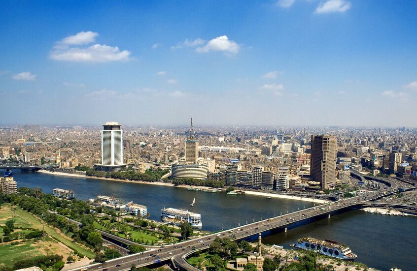 مصر.. فتاة أجنبية تتسبب في أزمة والسلطات تتدخل