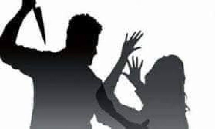 منعتهم من رؤية نجلي شقيقهم المتوفي.. مقتل ربة منزل طعناً على يد أبناء عمها بالشرقية