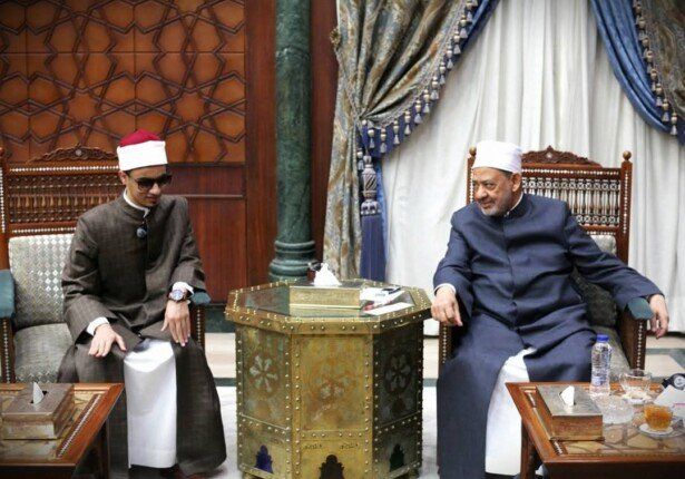 شيخ الأزهر يستجيب لرغبة صاحب البصيرة محمد أحمد حسن في تعلم اللغة الإنجليزية