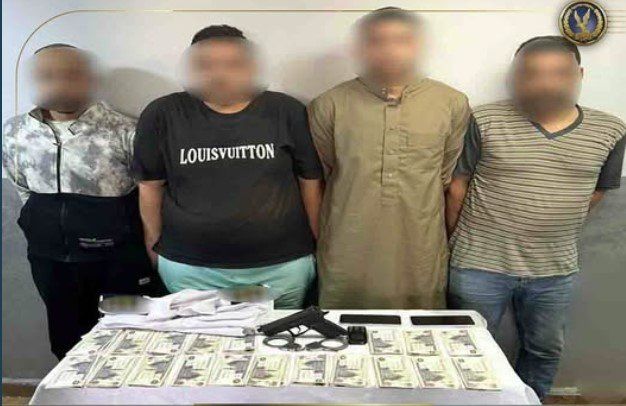 ضبط المتهمين بالاستيلاء على مبلغ مالي من أجنبي في الجيزة
