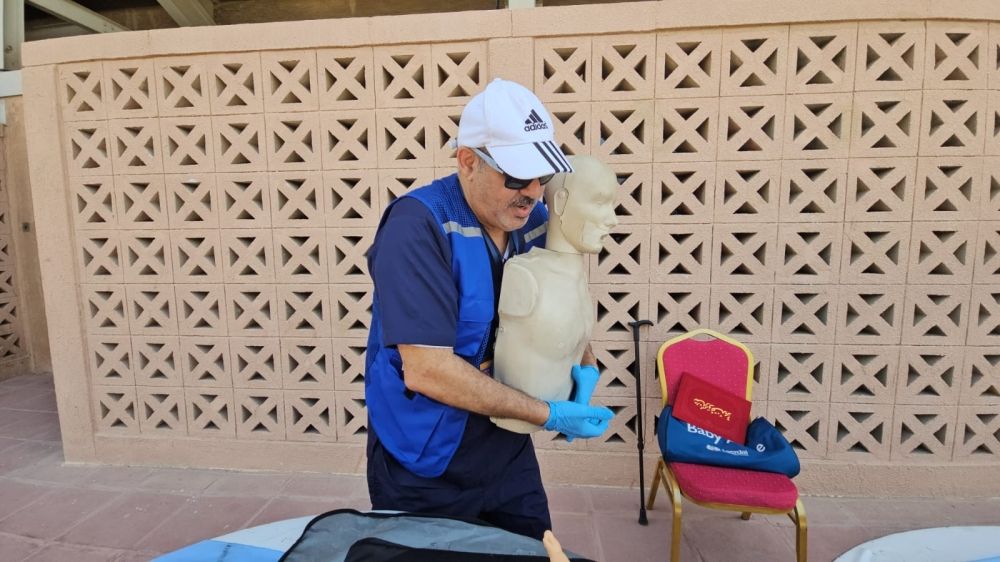 كيفية التدخل السريع والفعال لإنقاذ شخص يعاني من الاختناق بجسم غريب عالق