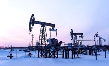 بسبب زيادة الإنتاج.. النفط ينخفض أكثر من دولار عند التسوية