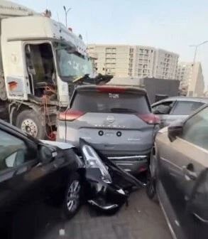 تريلا تقتحم معرض سيارات بالقطامية