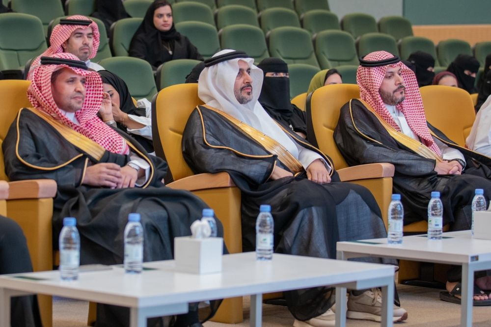تكريم 57 موظفًا بـ