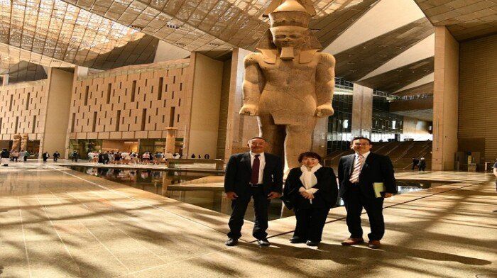 المتحف المصري الكبير يستقبل رئيس جمهورية جزر القمر ووزيرة التعليم والثقافة اليابانية