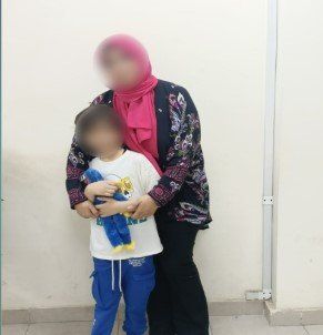 «الداخلية» تعيد طفلا لأحضان والدته بعد اختطافه على يد أسرة زوجها