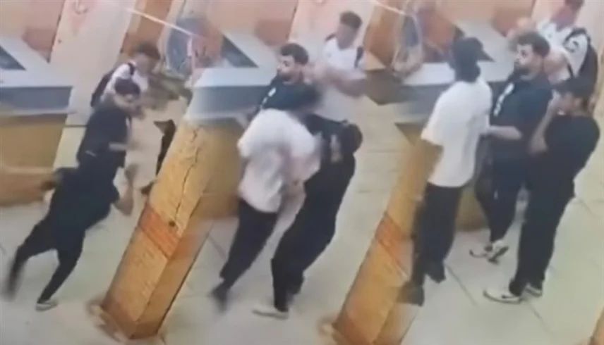نجا بأعجوبة.. محاولة ذبح طالب داخل مركز دروس خصوصية في مصر