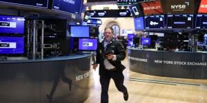 الأسهم الأميركية تغلق على تراجعات حادة ومؤشر "إس&بي 500" يتكبد أكبر خسارة له منذ 2020 - عرب فايف
