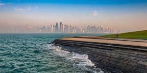 الأرصاد الجوية القطرية تحذر من رياح قوية على الساحل وأمواج عالية في عرض البحر الليلة - عرب فايف