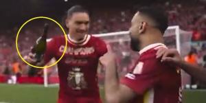 "الخمر في الاحتفالات".. رد فعل محمد صلاح على محاولة سكب الخمر عليه (فيديو) - عرب فايف