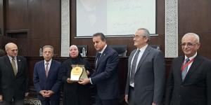 وزير الصحة يكرم شهيدي الواجب الدكتور علي صلاح وصلاح صفوت ويخلد ذكراهما بجائزة سنوية - عرب فايف