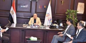 محافظ الأقصر يتابع أحدث مستجدات منظومة التقنين - عرب فايف