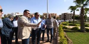 وزير الإسكان يستكمل جولته بتفقد محاور وطرق مدينة الشروق - عرب فايف