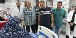 وكيل الصحة بالشرقية يجازي طبيب وتمريض الإستقبال ويحقق مع المقصرين خلال جولة بمستشفى أبو كبير - عرب فايف
