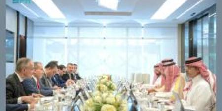 وزير الصناعة والثروة المعدنية يبحث تعزيز التعاون مع بيرو في الرياض - عرب فايف