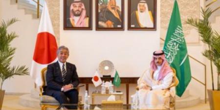 وزير الخارجية يبحث تعزيز العلاقات مع نظيره الياباني - عرب فايف