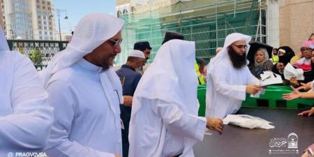 أصالة وكرم.. الشؤون الدينية بالمسجد النبوي تستقبل الحجاج بالهدايا - عرب فايف