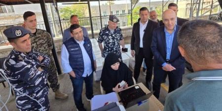 وزير الداخلية تفقد عملية تسليم صناديق الاقتراع إلى رؤساء الأقلام والكَتبة في سراي بعبدا - عرب فايف
