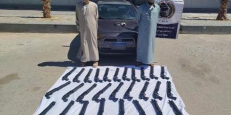 سقوط عنصرين اجراميين بحوزتهما 28 بندقية خرطوش فى مطروح - عرب فايف