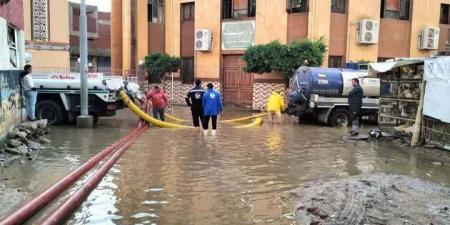 رفع تراكمات مياه الأمطار بمدينة الروضة بدمياط - عرب فايف