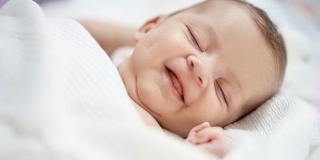 لماذا يضحك الأطفال أثناء نومهم؟ - عرب فايف