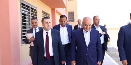 زيارة ميدانية لوزير التعليم العالي يرافقه رئيس جامعة البلقاء إلى قضاء مليح في محافظة مادبا لمعاينة الموقع المقترح لإنشاء كلية مادبا التقنية - عرب فايف