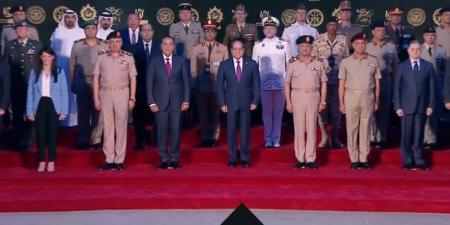 صورة تذكارية للرئيس السيسى خلال افتتاح بطولة العالم العسكرية للفروسية الـ25 - عرب فايف