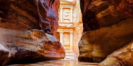 عودة الحركة السياحية في البترا بشكل طبيعي بعد حالة عدم الاستقرار الجوي - عرب فايف